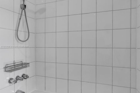 Casa en alquiler en Miami, Florida, 6 dormitorios, 209.4 m2 № 2015913 - foto 27