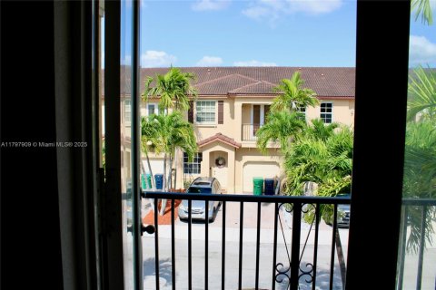 Townhouse in Miami, Florida 3 bedrooms, 155.15 sq.m. № 1674451 - photo 11