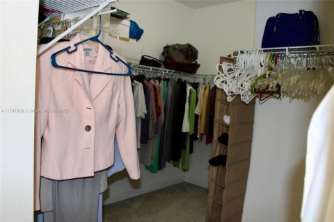 Townhouse in Miami, Florida 3 bedrooms, 155.15 sq.m. № 1674451 - photo 18
