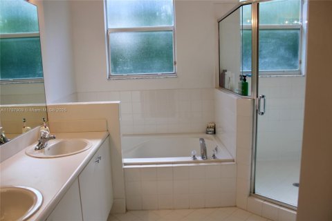 Townhouse in Miami, Florida 3 bedrooms, 155.15 sq.m. № 1674451 - photo 19