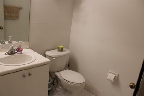 Townhouse in Miami, Florida 3 bedrooms, 155.15 sq.m. № 1674451 - photo 2