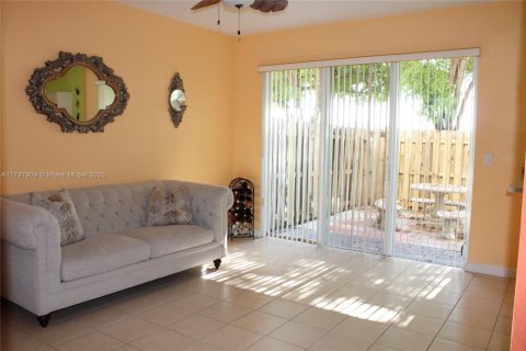 Townhouse in Miami, Florida 3 bedrooms, 155.15 sq.m. № 1674451 - photo 4