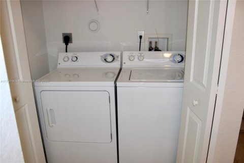 Townhouse in Miami, Florida 3 bedrooms, 155.15 sq.m. № 1674451 - photo 14