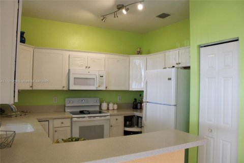 Townhouse in Miami, Florida 3 bedrooms, 155.15 sq.m. № 1674451 - photo 6