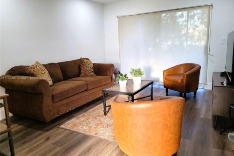 Condo in Hollywood, Florida, 1 bedroom  № 1860103 - photo 3