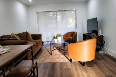 Condo in Hollywood, Florida, 1 bedroom  № 1860103 - photo 5