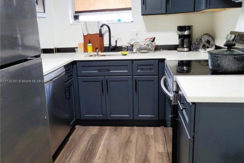Condo in Hollywood, Florida, 1 bedroom  № 1860103 - photo 9