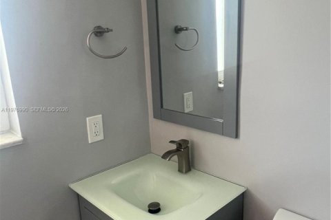 Condo in Miami, Florida, 2 bedrooms  № 2044675 - photo 12