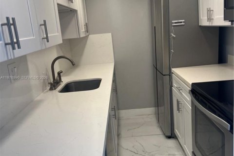 Condo in Miami, Florida, 2 bedrooms  № 2044675 - photo 5