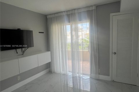 Condo in Miami, Florida, 2 bedrooms  № 2044675 - photo 10
