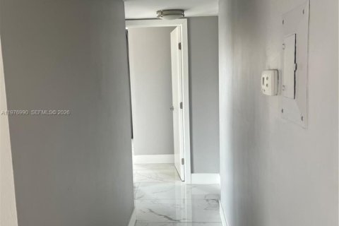 Condo in Miami, Florida, 2 bedrooms  № 2044675 - photo 6