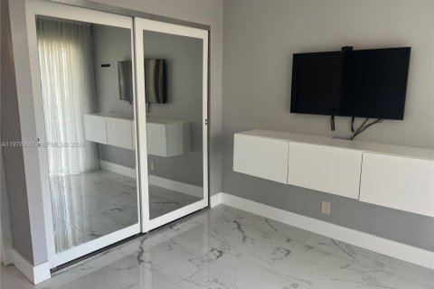 Condo in Miami, Florida, 2 bedrooms  № 2044675 - photo 9