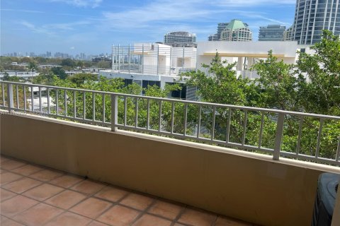 Condo in Miami, Florida, 2 bedrooms  № 2044675 - photo 14