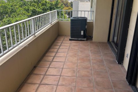 Condo in Miami, Florida, 2 bedrooms  № 2044675 - photo 15