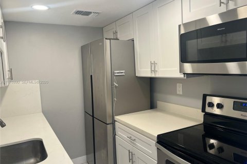 Condo in Miami, Florida, 2 bedrooms  № 2044675 - photo 4