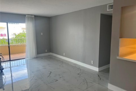 Condo in Miami, Florida, 2 bedrooms  № 2044675 - photo 2