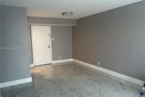 Condo in Miami, Florida, 2 bedrooms  № 2044675 - photo 3