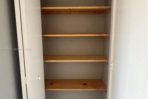 Condo in Miami, Florida, 2 bedrooms  № 2044675 - photo 11