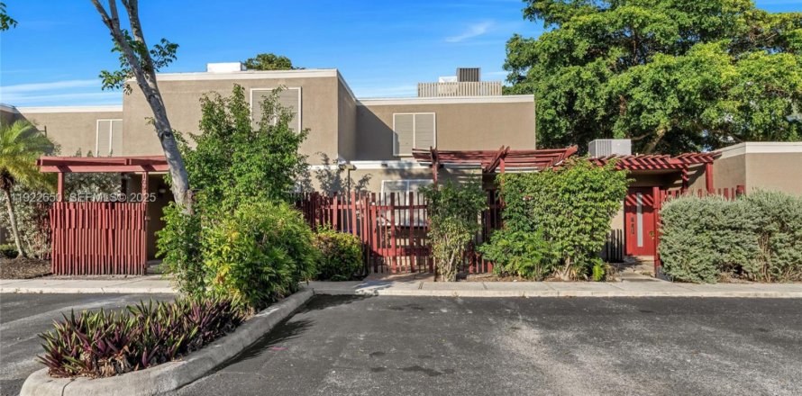 Таунхаус в Пемброк-Пайнс, Флорида 2 спальни, 122.45м2 № 1976489