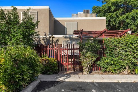 Купить таунхаус в Пемброк-Пайнс, Флорида 2 спальни, 122.45м2, № 1976489 - фото 8