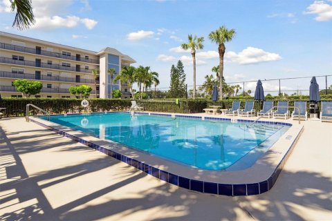 Condo in Cocoa Beach, Florida, 3 bedrooms  № 1849805 - photo 17