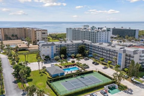 Condo in Cocoa Beach, Florida, 3 bedrooms  № 1849805 - photo 18