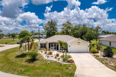 House in Punta Gorda, Florida 3 bedrooms, 153.38 sq.m. № 2096324