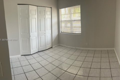 House in North Lauderdale, Florida 4 bedrooms, 124.02 sq.m. № 2381776 - photo 8
