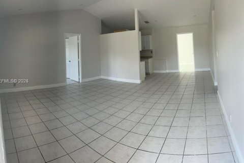 House in North Lauderdale, Florida 4 bedrooms, 124.02 sq.m. № 2381776 - photo 10