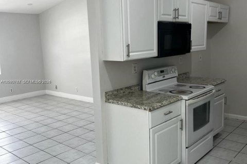 House in North Lauderdale, Florida 4 bedrooms, 124.02 sq.m. № 2381776 - photo 4