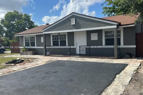 House in North Lauderdale, Florida 4 bedrooms, 124.02 sq.m. № 2381776