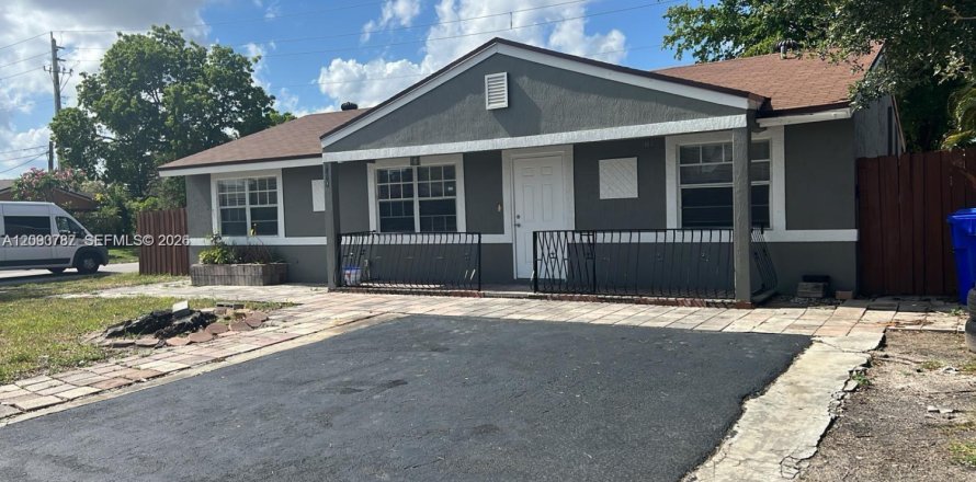 House in North Lauderdale, Florida 4 bedrooms, 124.02 sq.m. № 2381776