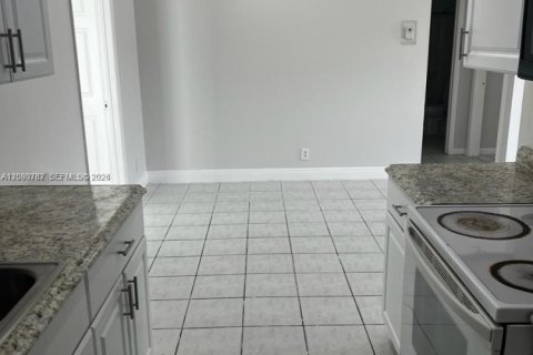 House in North Lauderdale, Florida 4 bedrooms, 124.02 sq.m. № 2381776 - photo 5