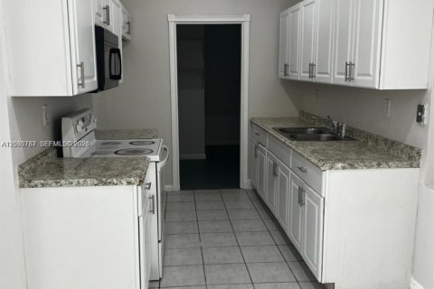 House in North Lauderdale, Florida 4 bedrooms, 124.02 sq.m. № 2381776 - photo 3