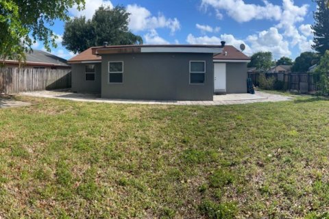 House in North Lauderdale, Florida 4 bedrooms, 124.02 sq.m. № 2381776 - photo 15