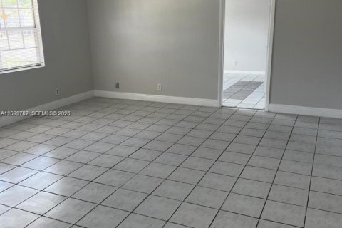 House in North Lauderdale, Florida 4 bedrooms, 124.02 sq.m. № 2381776 - photo 6