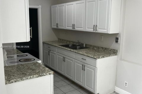 House in North Lauderdale, Florida 4 bedrooms, 124.02 sq.m. № 2381776 - photo 2