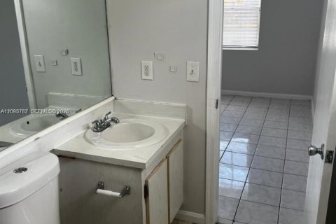House in North Lauderdale, Florida 4 bedrooms, 124.02 sq.m. № 2381776 - photo 12