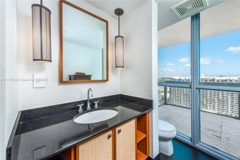 Condo in Miami Beach, Florida, 2 bedrooms  № 2022965 - photo 11