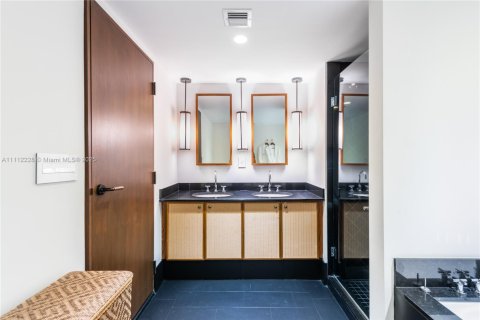 Condo in Miami Beach, Florida, 2 bedrooms  № 2022965 - photo 19