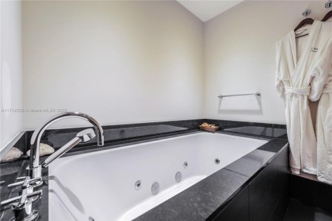 Condo in Miami Beach, Florida, 2 bedrooms  № 2022965 - photo 20