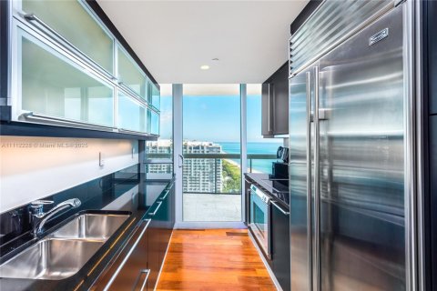 Condo in Miami Beach, Florida, 2 bedrooms  № 2022965 - photo 4