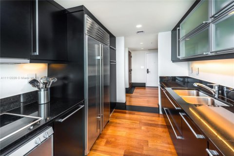 Condo in Miami Beach, Florida, 2 bedrooms  № 2022965 - photo 9