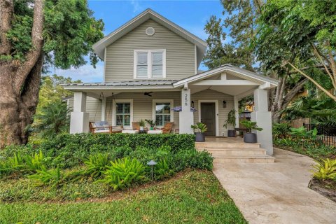 House in Saint Petersburg, Florida 4 bedrooms, 275.46 sq.m. № 1866385 - photo 1