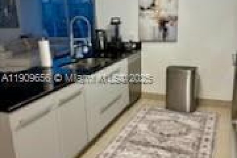Condo in Miami, Florida, 2 bedrooms  № 2082158 - photo 7
