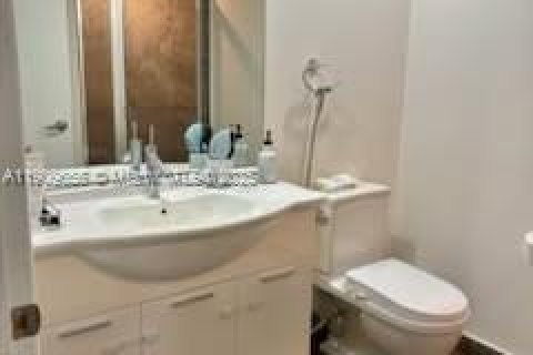 Condo in Miami, Florida, 2 bedrooms  № 2082158 - photo 13