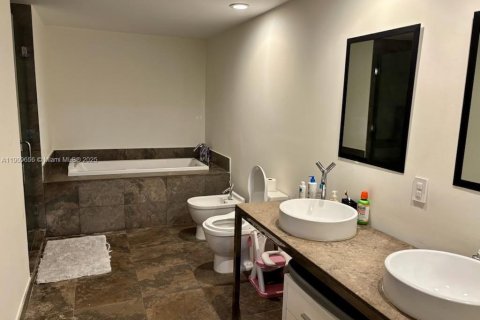 Condo in Miami, Florida, 2 bedrooms  № 2082158 - photo 17