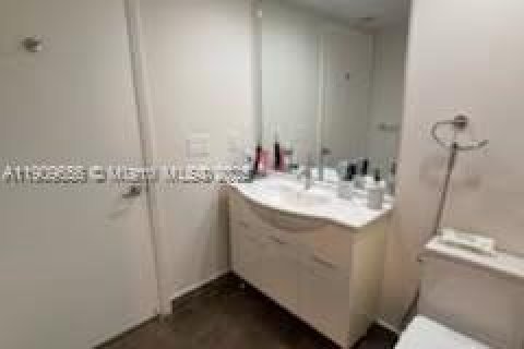 Condo in Miami, Florida, 2 bedrooms  № 2082158 - photo 16