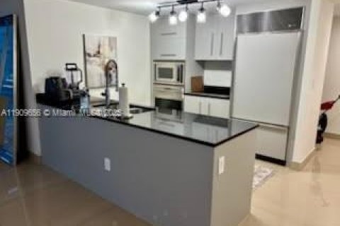 Condo in Miami, Florida, 2 bedrooms  № 2082158 - photo 6