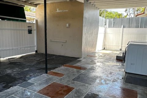 Villa ou maison à louer à Biscayne Park, Floride: 2 chambres, 223.89 m2 № 2168180 - photo 11